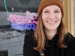 Cosmos' Lounge female patron